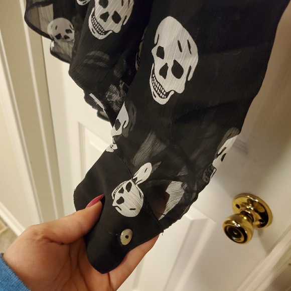 Sheer skull button down - Picture 2 of 4